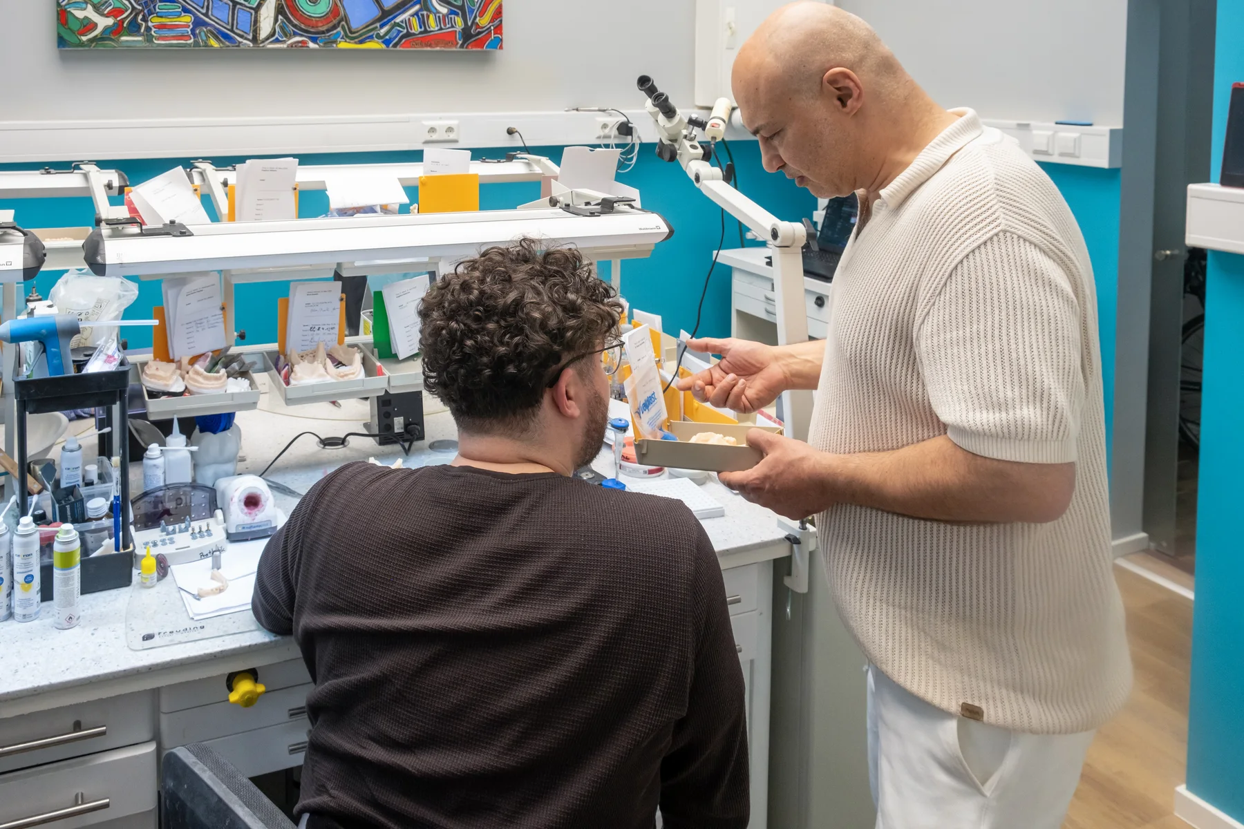 Zahntechniker bei der Arbeit im praxiseigenen Dentallabor
