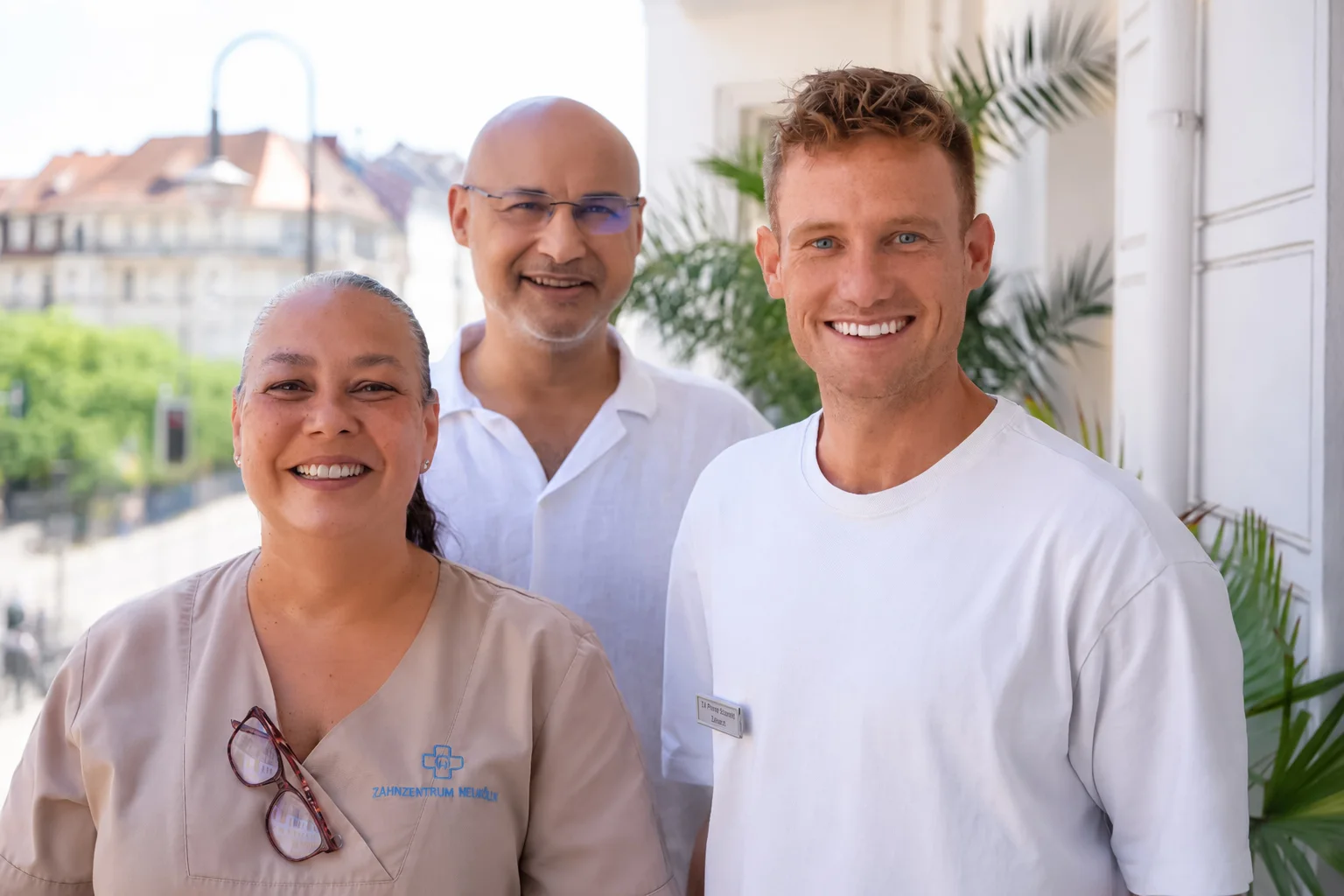Dr. Vandita Bora, Timur Althoff und Dr. Simeon Schmidt vom Zahnzentrum Neukölln