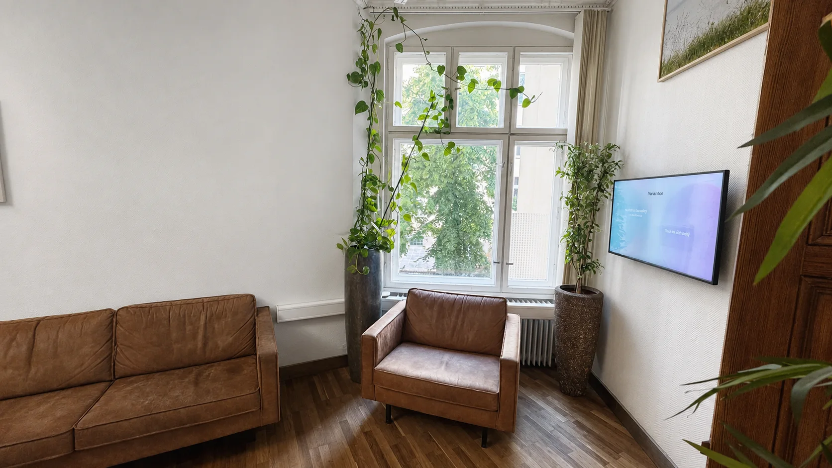 Heller Wartebereich des Zahnzentrum Neukölln